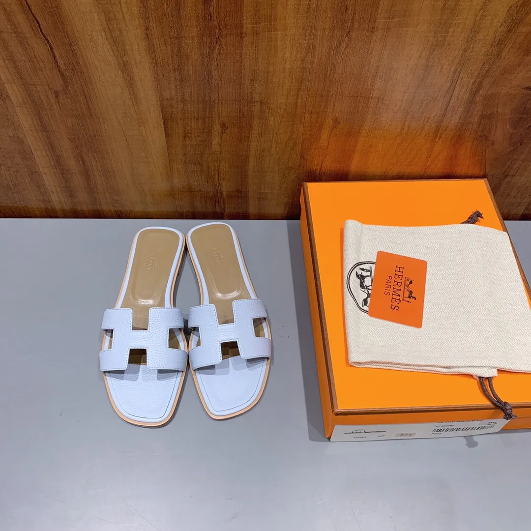👟👟Ex-factory price 480👟👟 Litchi pattern cowhide series Newly revised version (Hermès) Packaging upgrade, version workmanship and material upgrade Hermes The highest version of handmade shoes in the market Top product Hermès H slippers Flat slippers —————————— The most classic, real handmade shoes, even the number of stitches is the same as the original version, purely handmade by masters The highest version in the industry Italian imported cowhide + original customized Australian sheepskin feet + genuine leather outsole, top exclusive packaging box 35-39 (34.40.41.42 custom-made, non-refundable)